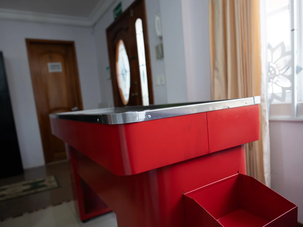 Módulo metálico rojo para caja registradora con tope de acero inoxidable