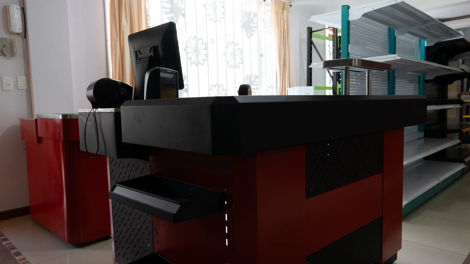 Mueble metálico para caja registradora con monitor, fabricado en Quito
