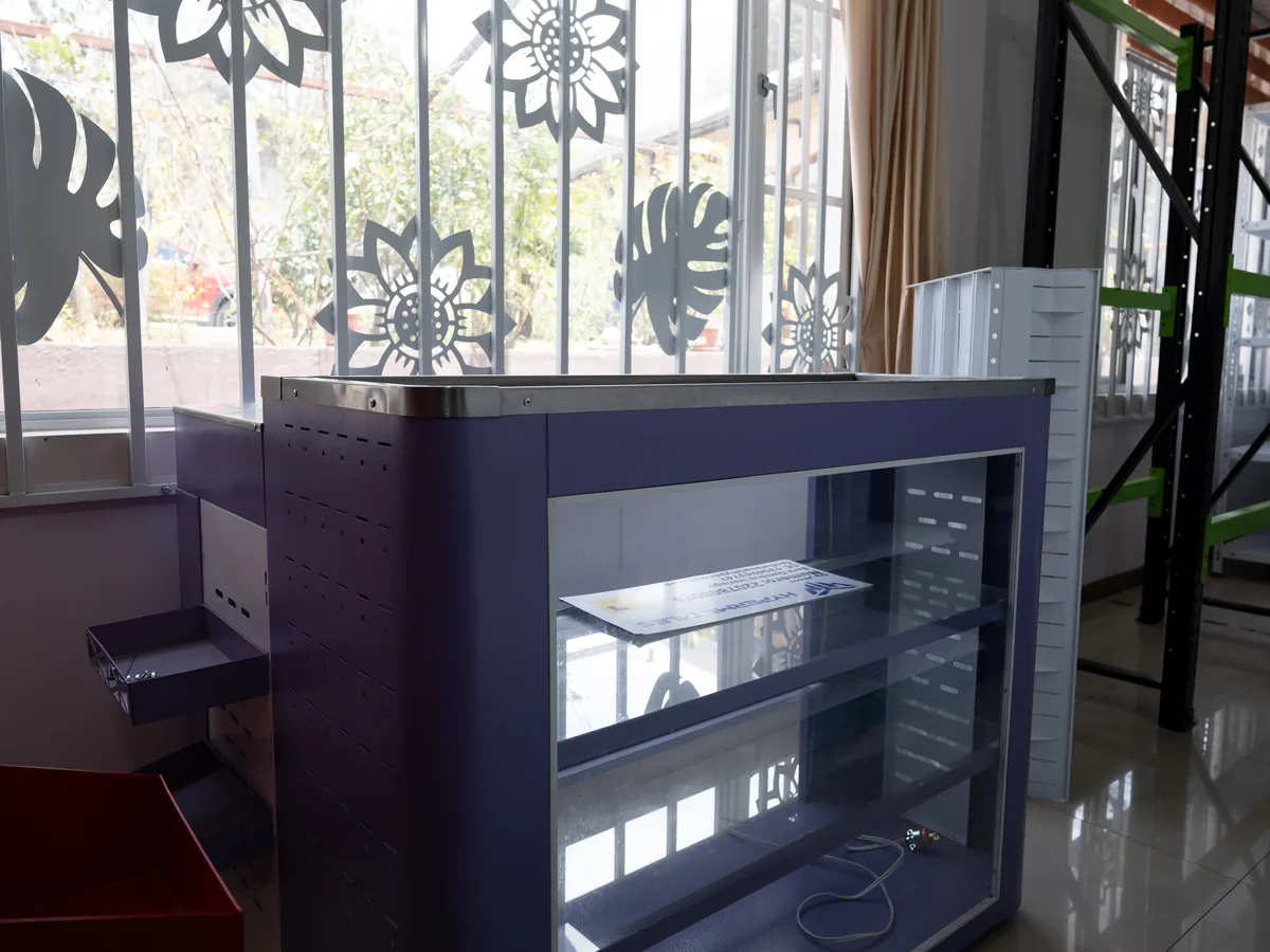 Mostrador vitrina metálico con entrepaños de vidrio e iluminación interna