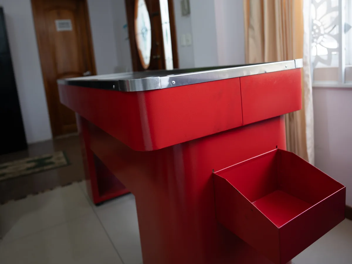 Caja de pago metálica roja con tope de acero inoxidable y bandeja de paso