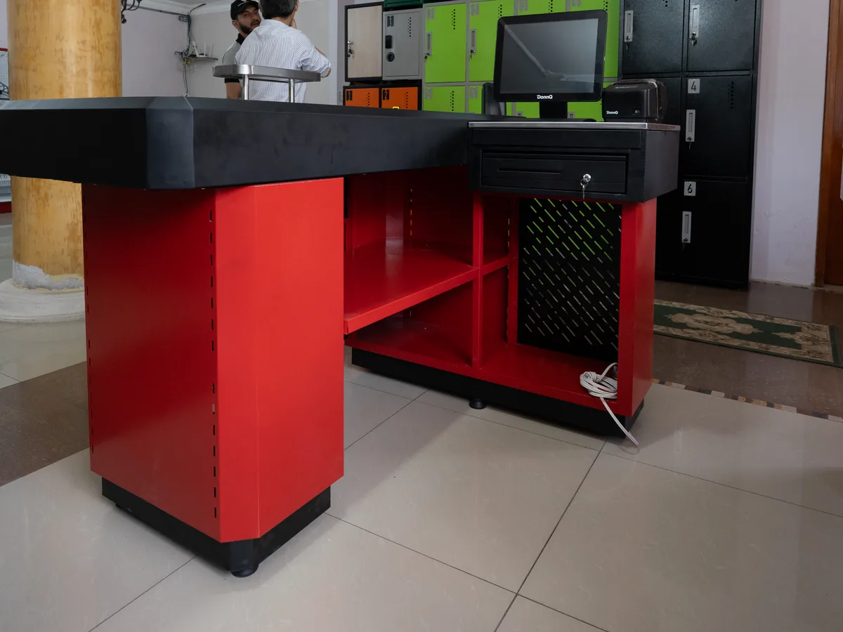 Módulo de pago metálico rojo y negro con monitor de facturación y cajón portamonedas en Quito