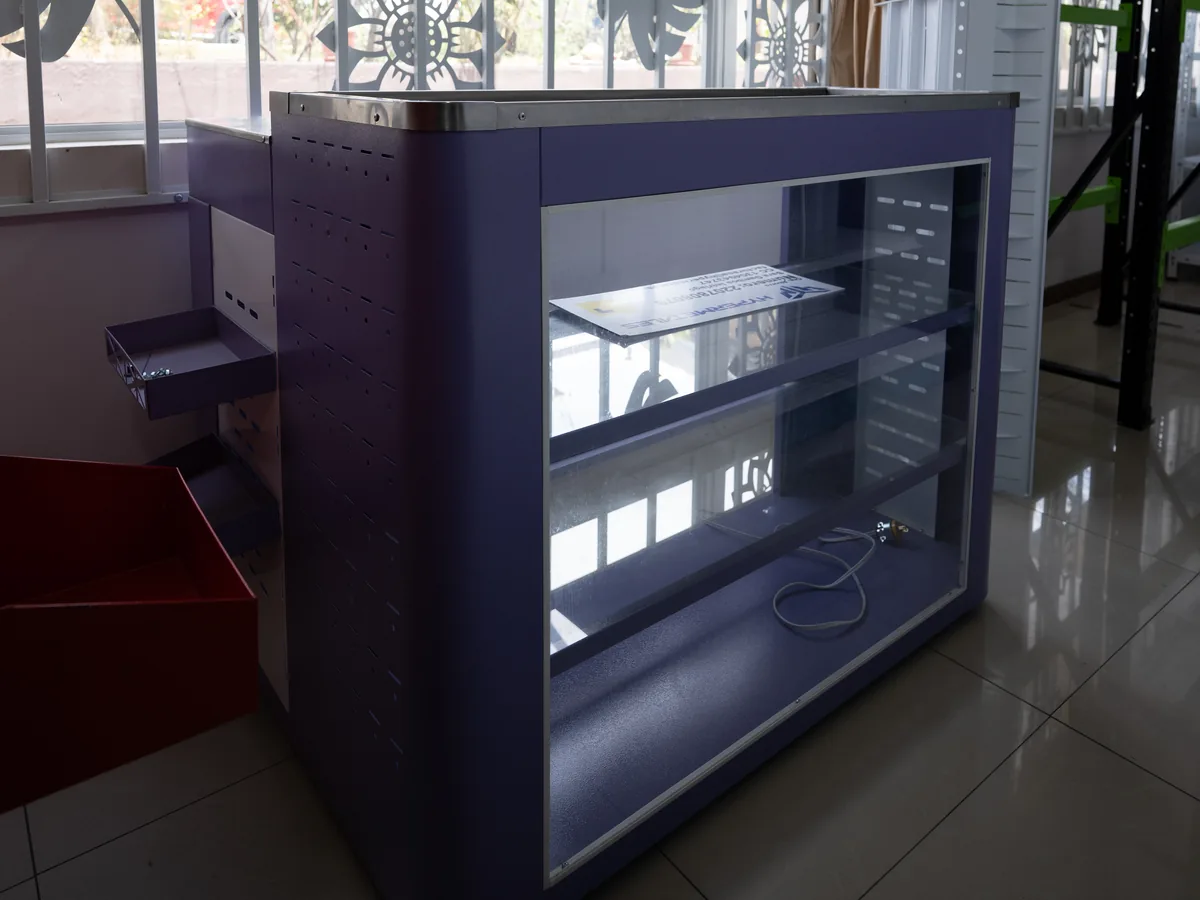 Mueble de pago con vitrina iluminada y entrepaños de vidrio